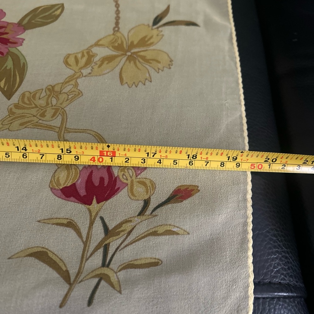 Beautiful Wensli 100% silk floral design scarf.
New in box with tags. 70x20 - Picture 6 of 9